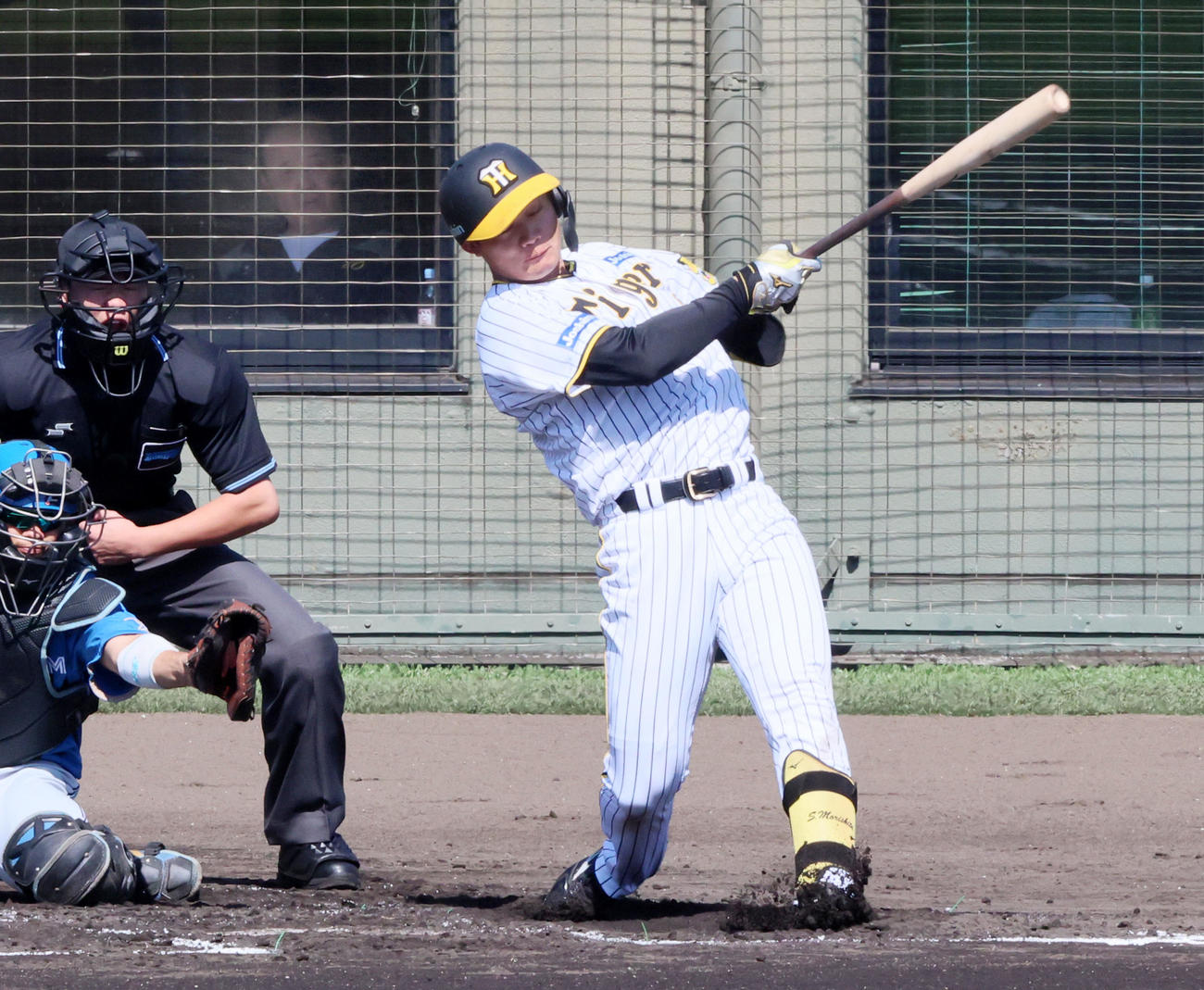 阪神対日本ハム　1回裏阪神2死、森下は左前打を放つ。左後方は岡田監督（撮影・加藤哉）