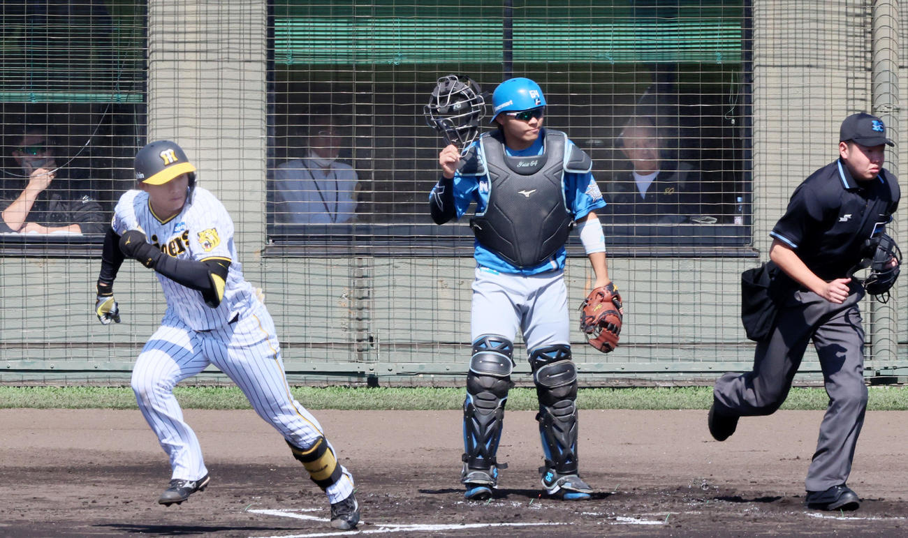 阪神対日本ハム　1回裏阪神2死、岡田監督（後方右手の部屋の中）は森下の左前打に白い歯を見せる（撮影・加藤哉）