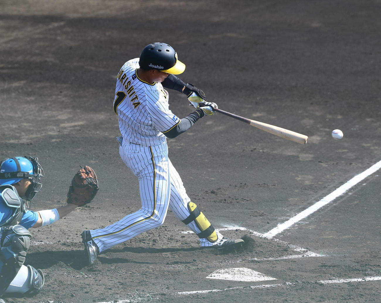 フェニックスリーグ阪神対日本ハム　1回裏阪神2死、森下は左前打を放つ（撮影・藤尾明華）