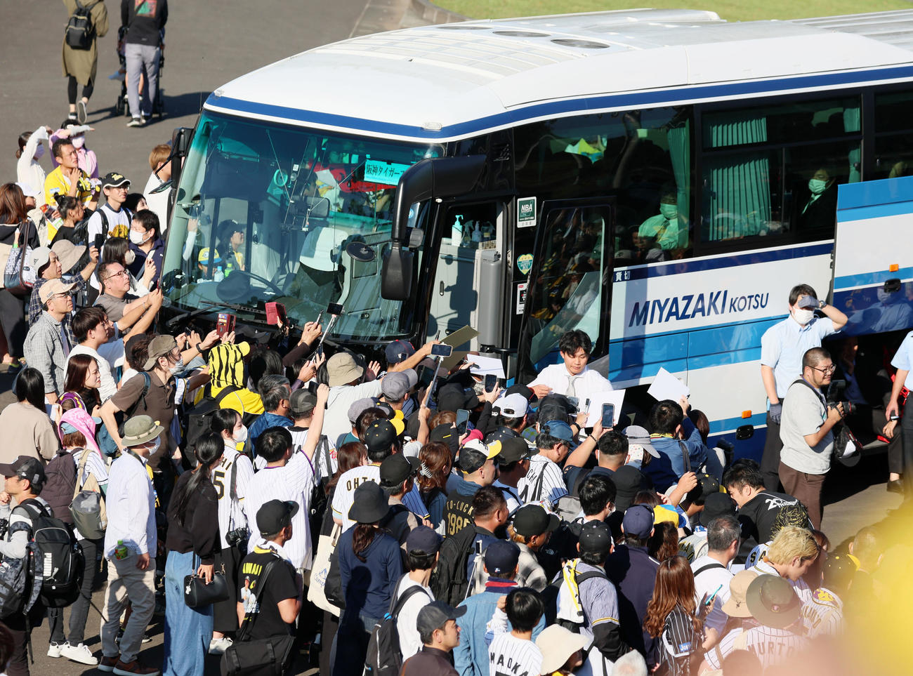 阪神対日本ハム　試合を終えバスに乗る前にファンへサインする森下（撮影・加藤哉）