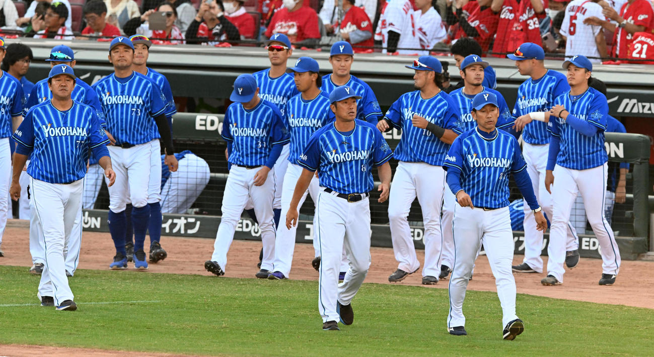 広島対DeNA　ファンにあいさつに向かう三浦監督（右）らDeNAナイン（撮影・前岡正明）