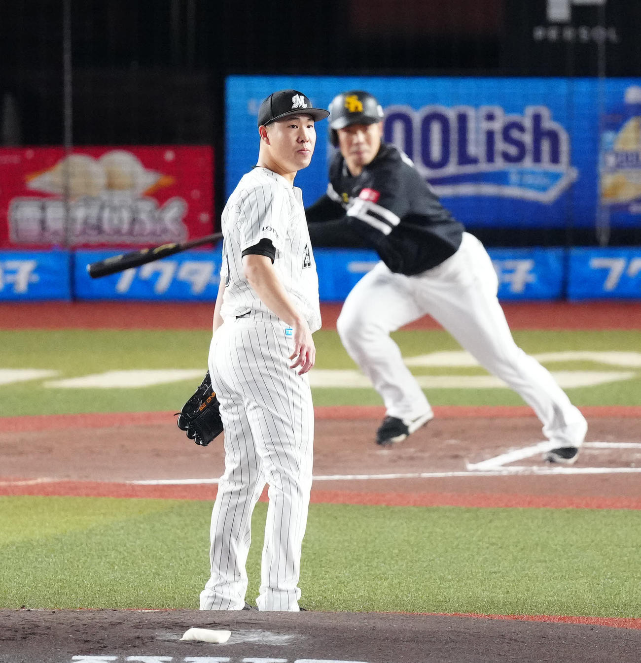ロッテ対ソフトバンク　1回表ソフトバンク2死二塁、近藤（後方）に先制適時打を浴びる西野（撮影・江口和貴）
