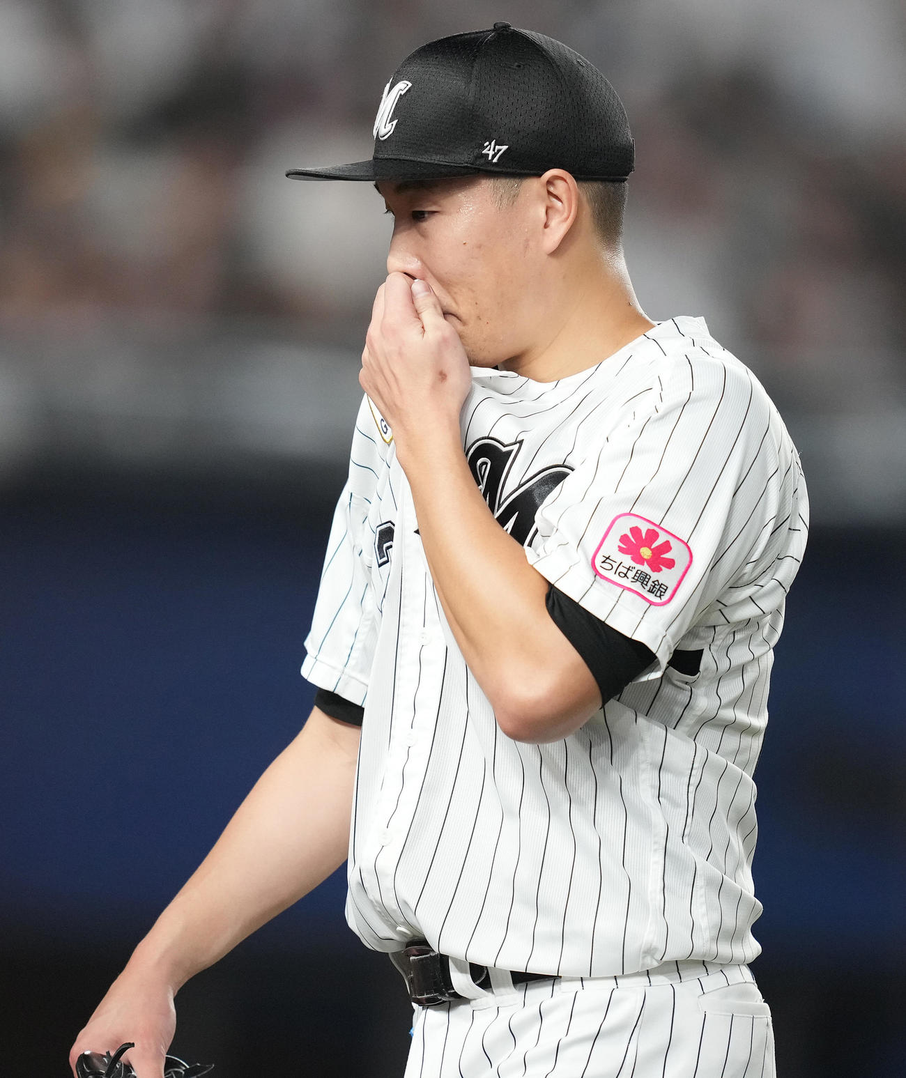 ロッテ対ソフトバンク　1回表に先制を許し、浮かない表情でベンチへ戻るロッテ西野（撮影・鈴木みどり）