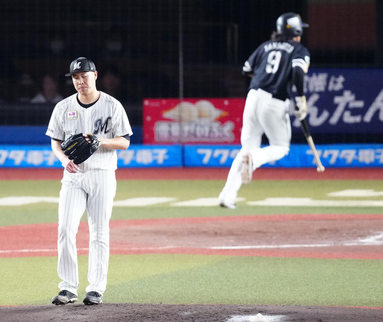 ロッテ対ソフトバンク　3回表ソフトバンク2死三塁、中村晃に適時打を浴びた西野。後方は生還した柳田（撮影・江口和貴）