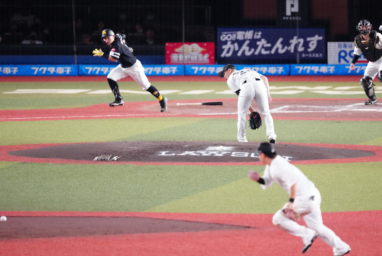 ロッテ対ソフトバンク　3回表ソフトバンク2死三塁、中村晃（左）に中前適時打を浴びる西野（撮影・江口和貴）