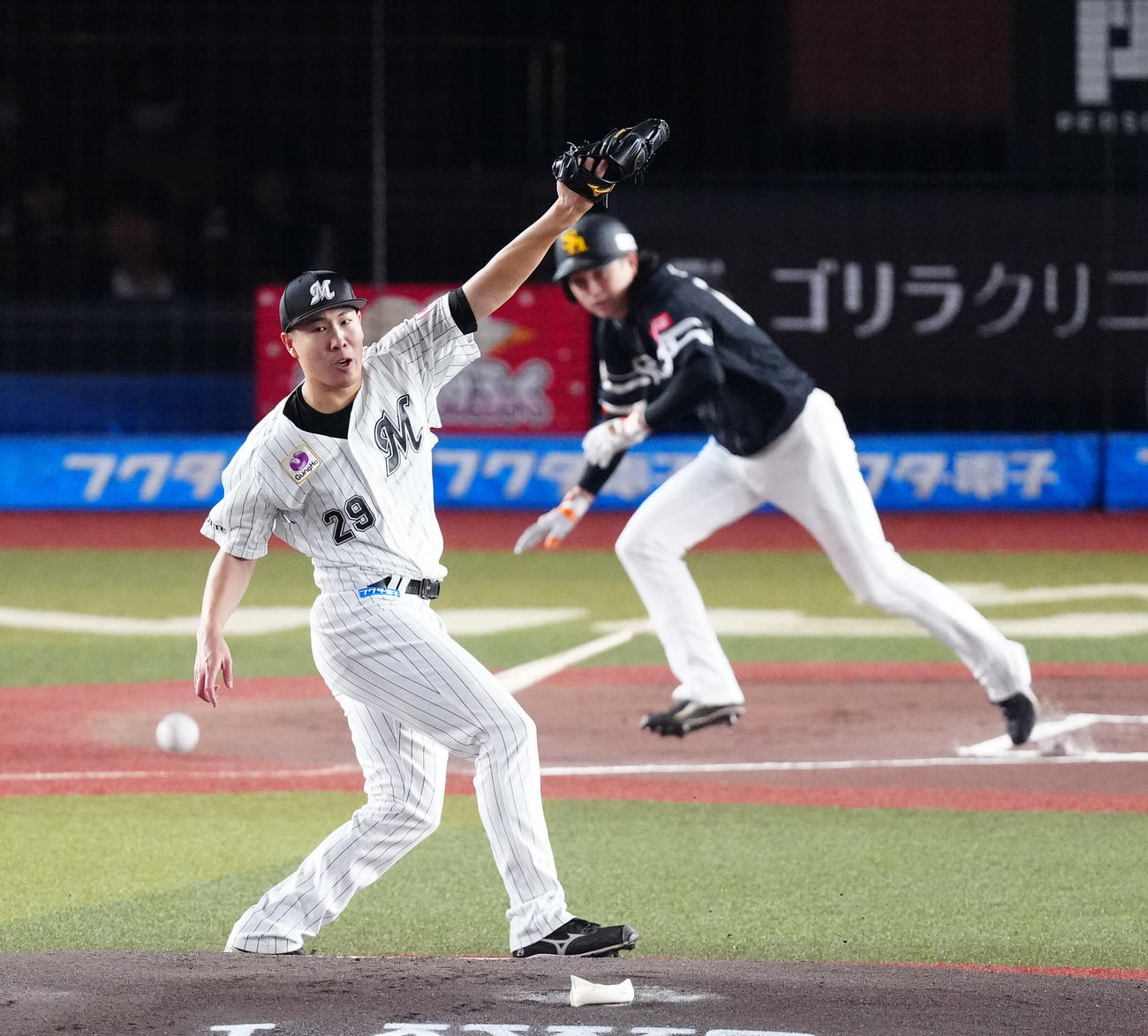 ロッテ対ソフトバンク　1回表ソフトバンク1死、川瀬（後方）に中前打を浴びる西野（撮影・江口和貴）