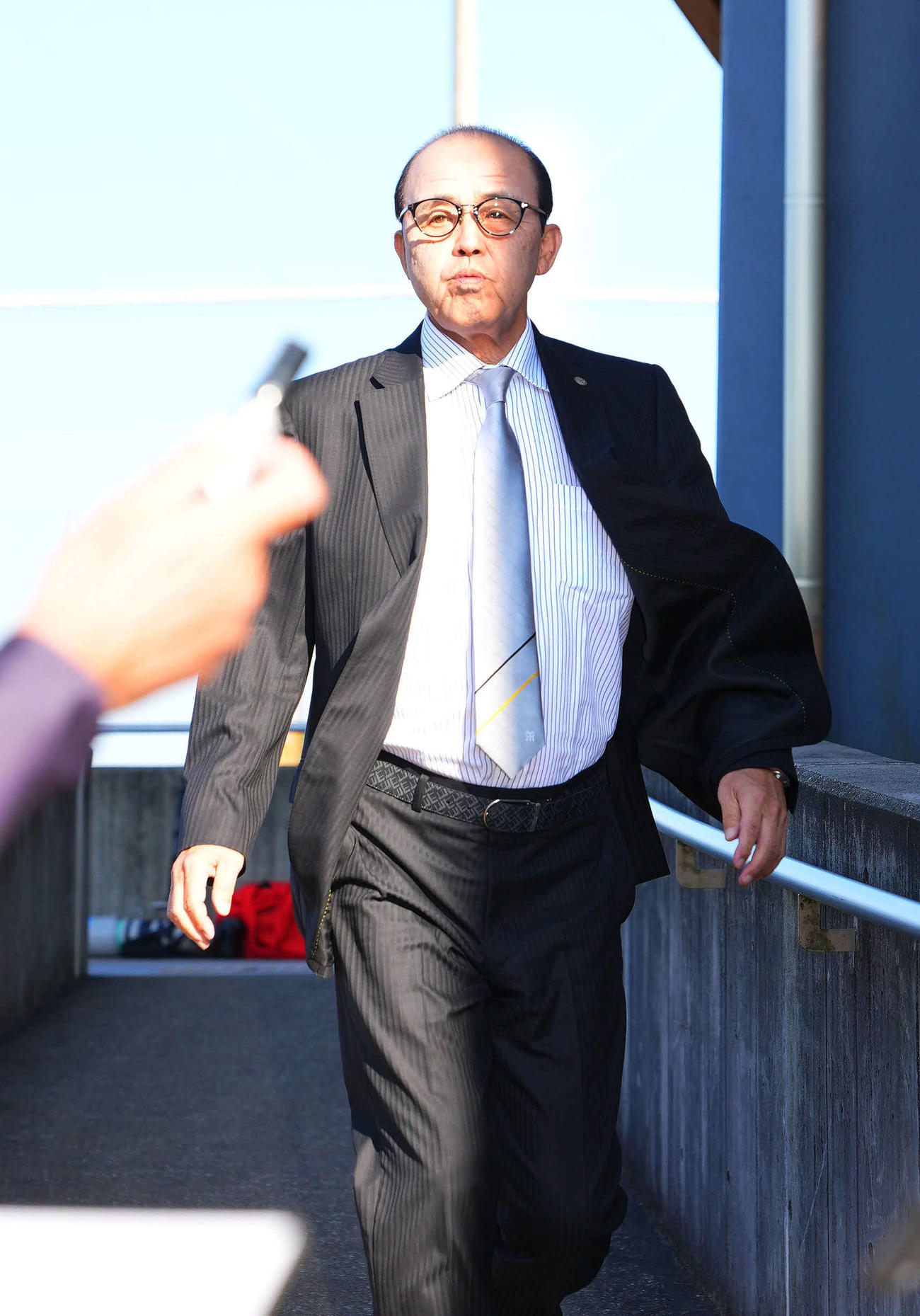 フェニックスリーグの視察を終えて帰阪する阪神岡田監督（撮影・藤尾明華）