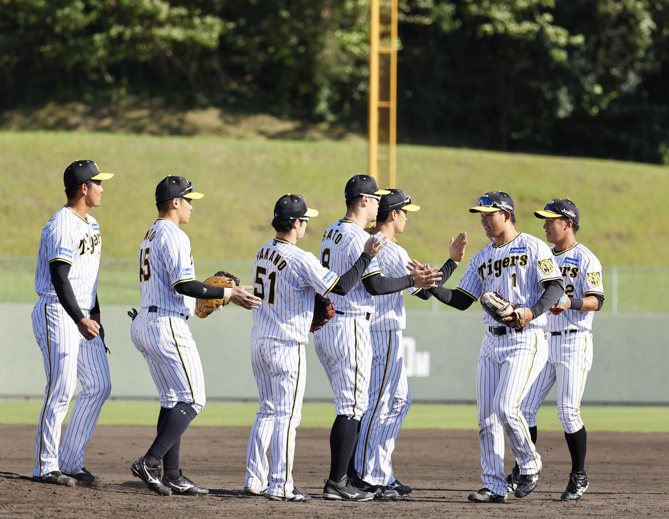 フェニックスリーグ阪神対日本ハム　日本ハム戦を終え、タッチを交わす阪神ナイン（撮影・藤尾明華）