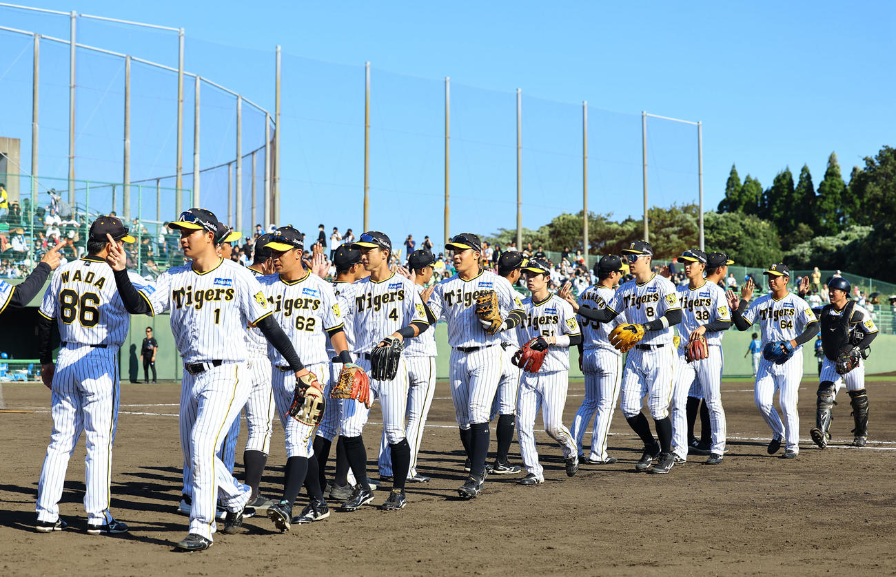フェニックスリーグ阪神対日本ハム　日本ハム戦を終え、タッチを交わす阪神ナイン（撮影・藤尾明華）