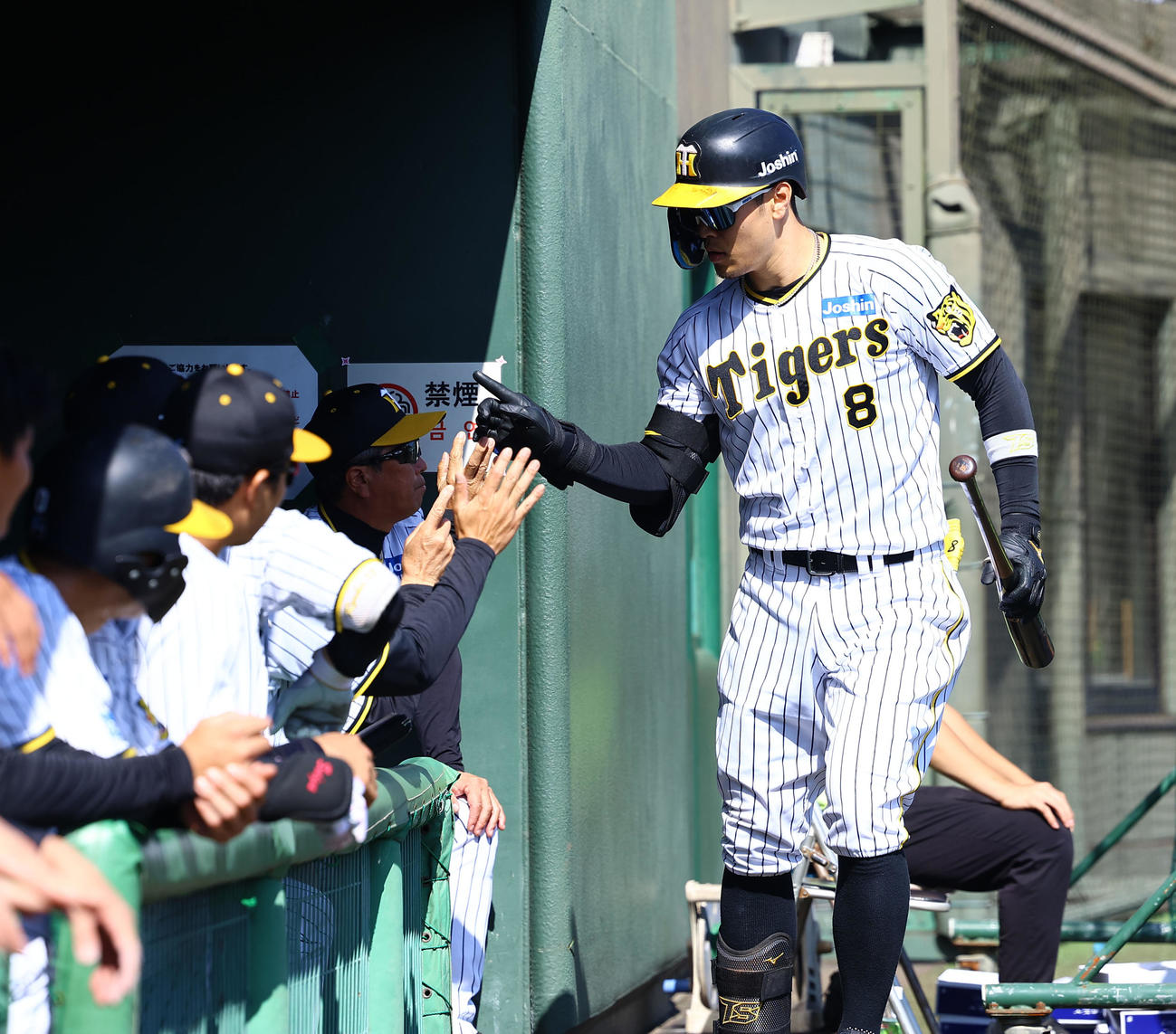 フェニックスリーグ阪神対日本ハム　5回裏阪神無死、中越えに本塁打を放ちナインに迎えられる佐藤輝（撮影・藤尾明華）