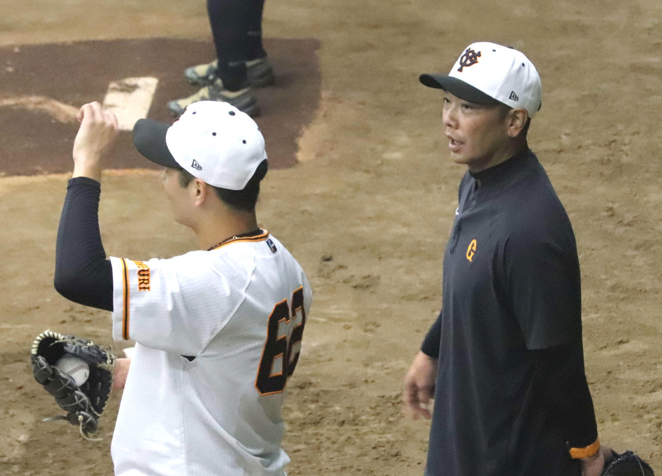 ブルペン投球する巨人横川（左）に声をかける阿部新監督（撮影・小早川宗一郎）