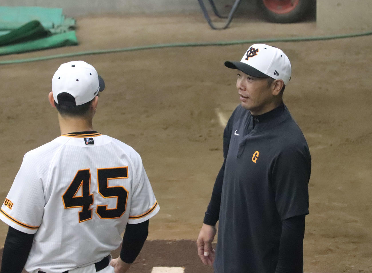 ジャイアンツ球場でブルペン投球する巨人畠（左）に声をかける阿部新監督（撮影・小早川宗一郎）