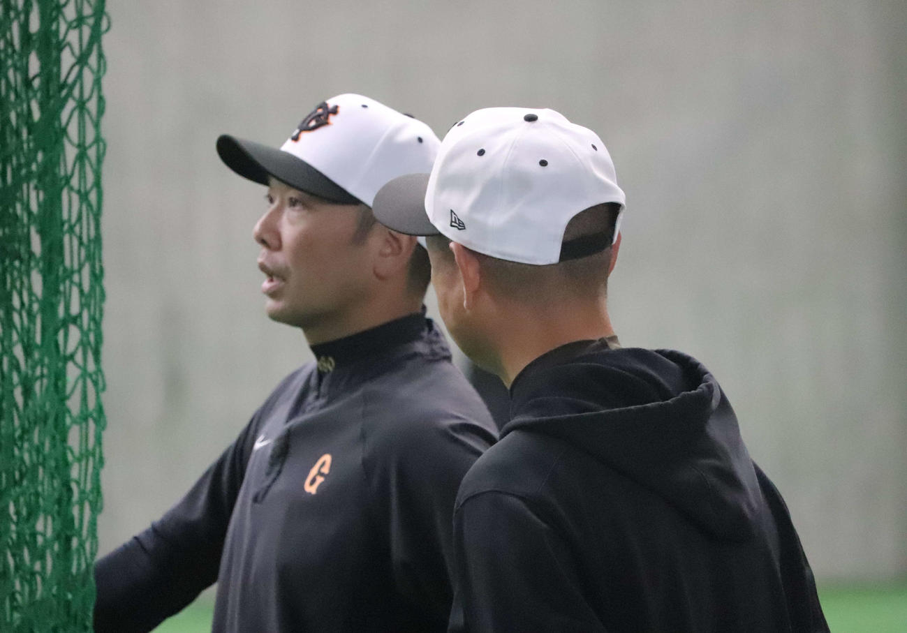 ジャイアンツ球場で秋季練習を見守る巨人阿部新監督（左）（撮影・小早川宗一郎）