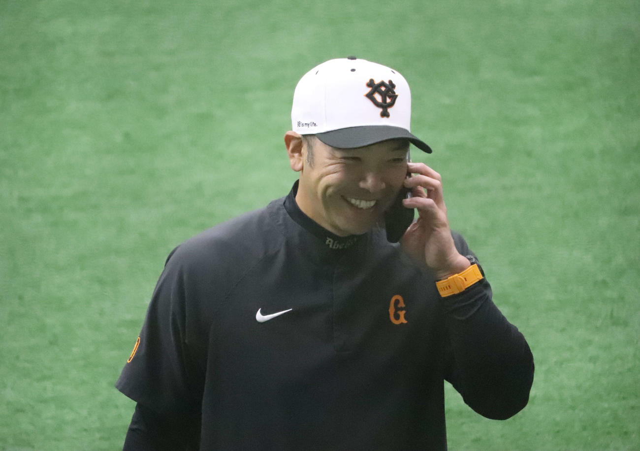 ジャイアンツ球場で秋季練習を見守る巨人阿部新監督（撮影・小早川宗一郎）