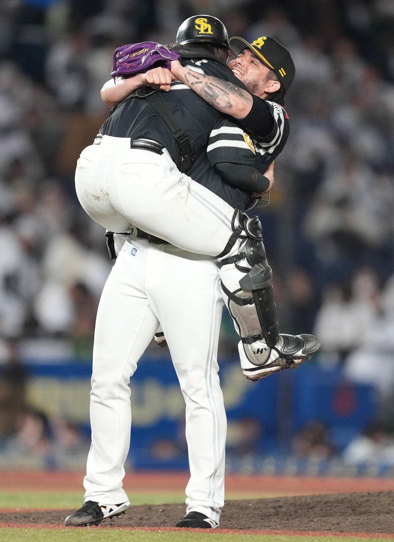 ロッテ対ソフトバンク　ロッテに勝利し、甲斐を抱っこするソフトバンク・オスナ（撮影・鈴木みどり）