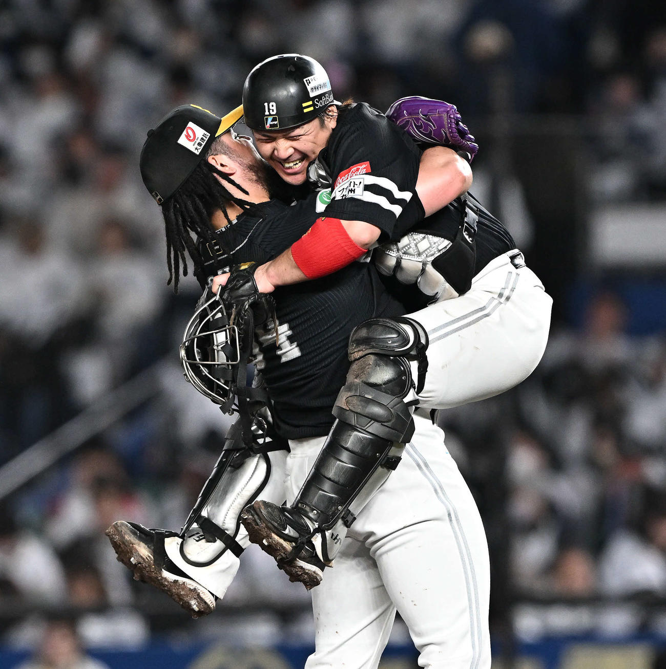 ロッテ対ソフトバンク　9回裏、ソフトバンク4番手で試合を締めたオスナ（左）は捕手甲斐を抱き上げる（撮影・滝沢徹郎）