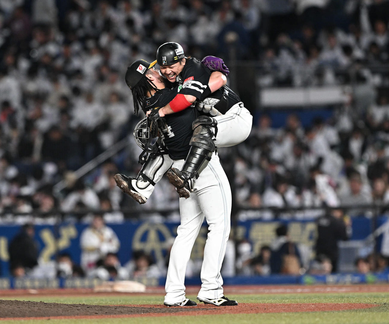 ロッテ対ソフトバンク　9回裏、ソフトバンク4番手で試合を締めたオスナ（左）は捕手甲斐を抱き上げる（撮影・滝沢徹郎）