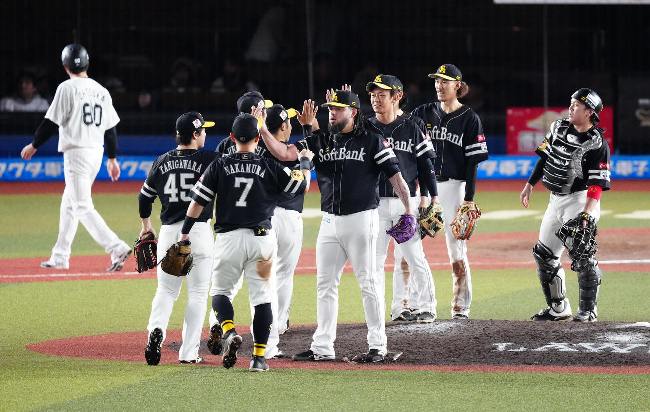 ロッテ対ソフトバンク　ロッテに勝利し、タッチを交わすソフトバンクの選手たち（撮影・江口和貴）