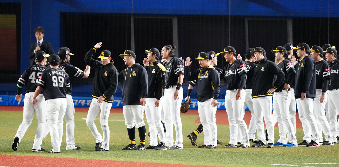 ロッテ対ソフトバンク　ロッテに勝利し、タッチを交わすソフトバンクの選手たち（撮影・江口和貴）