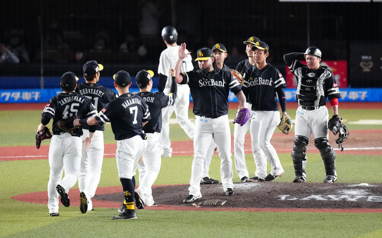 ロッテ対ソフトバンク　ロッテに勝利し、タッチを交わすソフトバンクの選手たち（撮影・江口和貴）