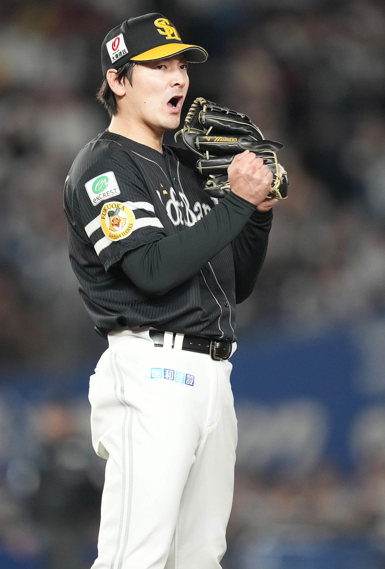 ロッテ対ソフトバンク　4回裏ロッテ無死一塁、安田を一ゴロ併殺に仕留め、グラブをたたく有原（撮影・鈴木みどり）