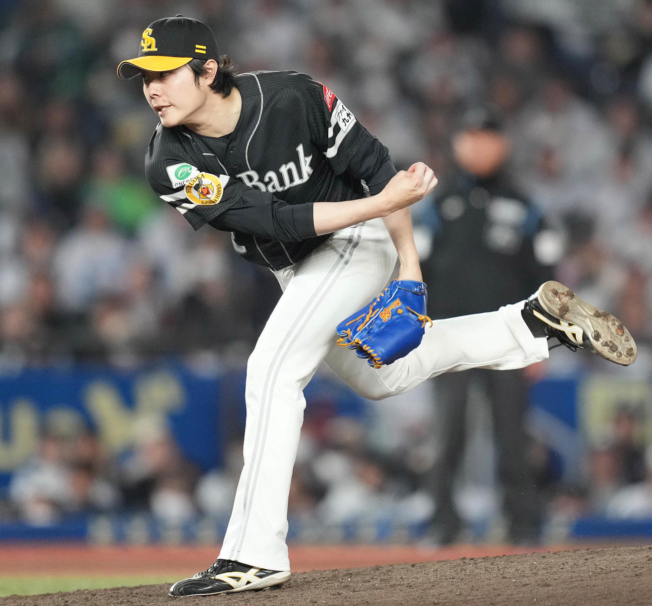 ロッテ対ソフトバンク　8回裏から3番手で登板したソフトバンク松本裕（撮影・鈴木みどり）