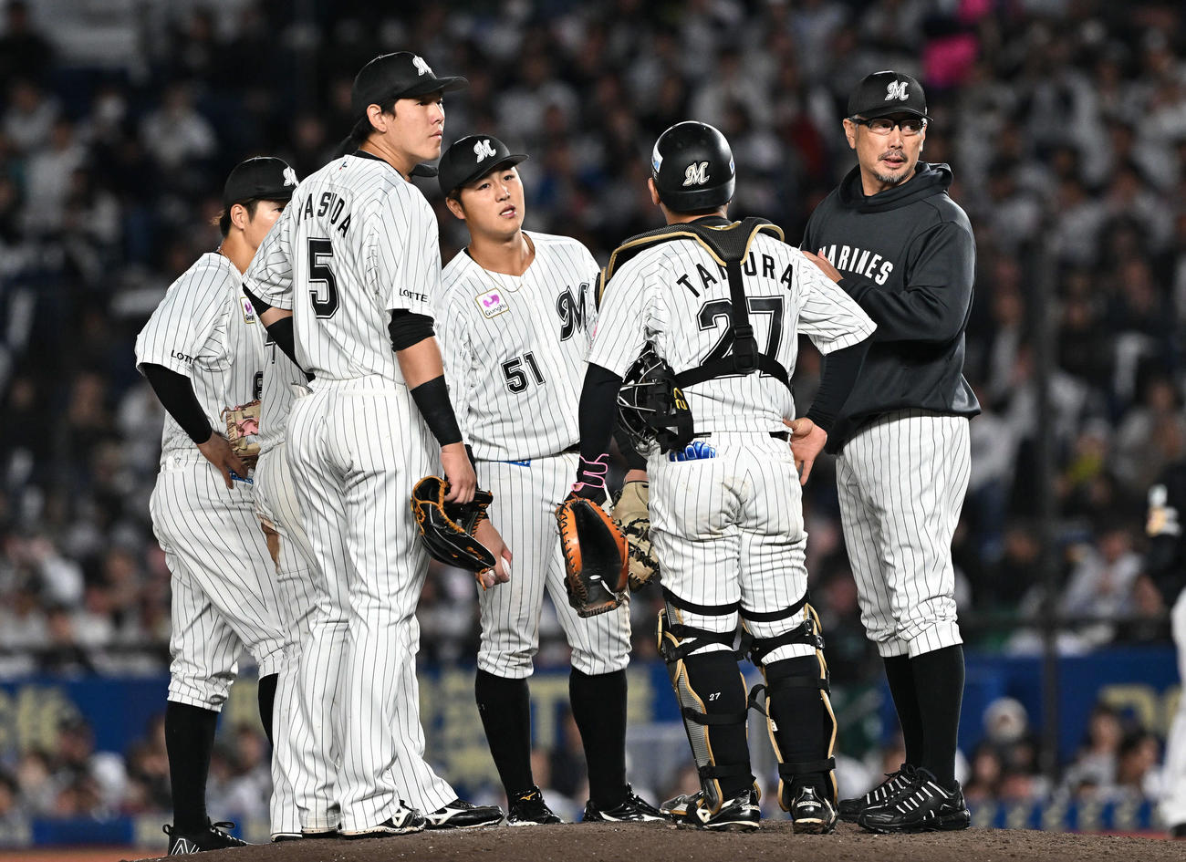 ロッテ対ソフトバンク　7回表、投手の交代を告げるロッテ吉井監督（右）（撮影・滝沢徹郎）