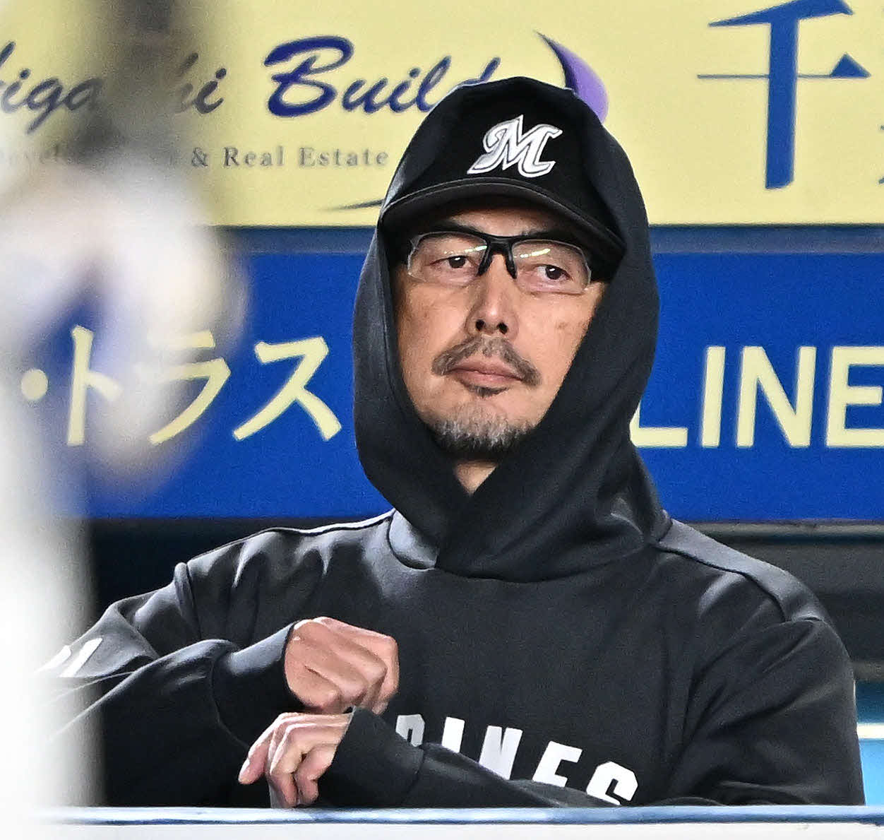 ロッテ対ソフトバンク　戦況を見守るロッテ吉井監督（撮影・滝沢徹郎）