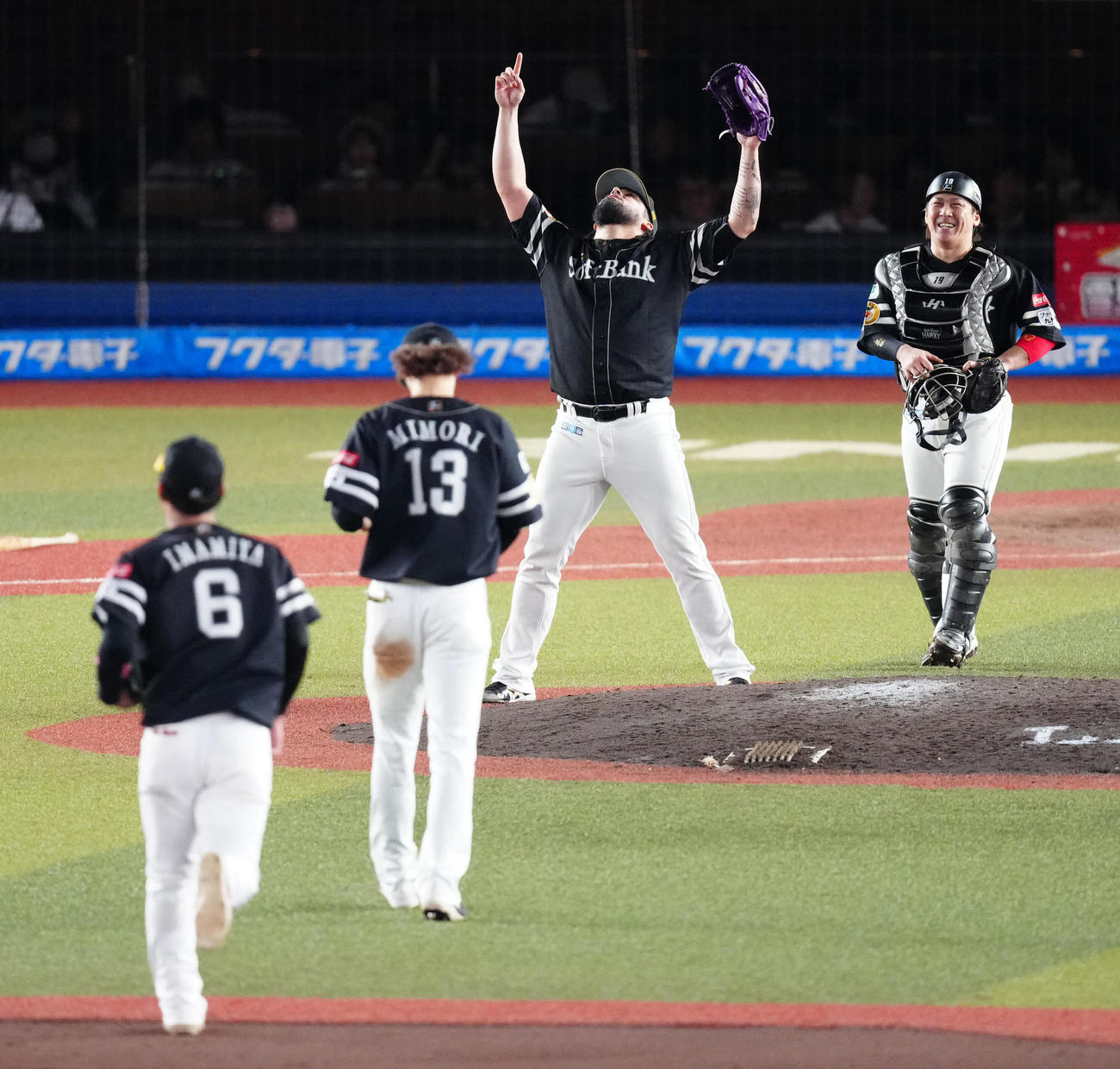 ロッテ対ソフトバンク　9回裏ロッテ2死一塁、山口を投ゴロに仕留め、指を突き上げるオスナ（左から3人目）（撮影・江口和貴）