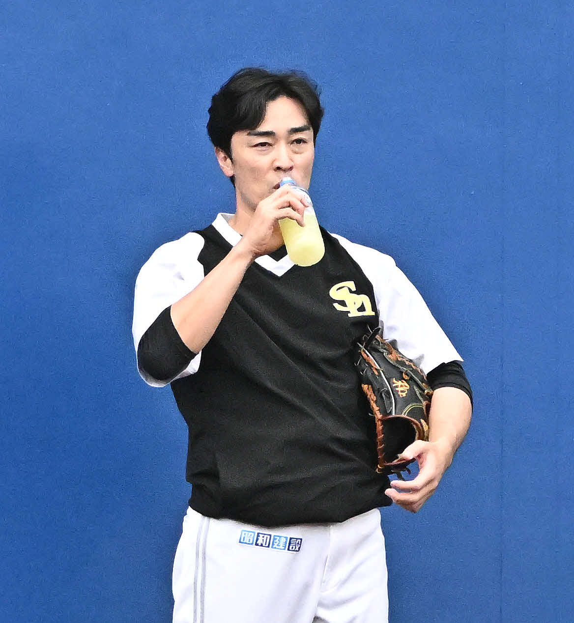 ロッテ対ソフトバンク　試合前練習で水分補給するソフトバンク和田（撮影・滝沢徹郎）
