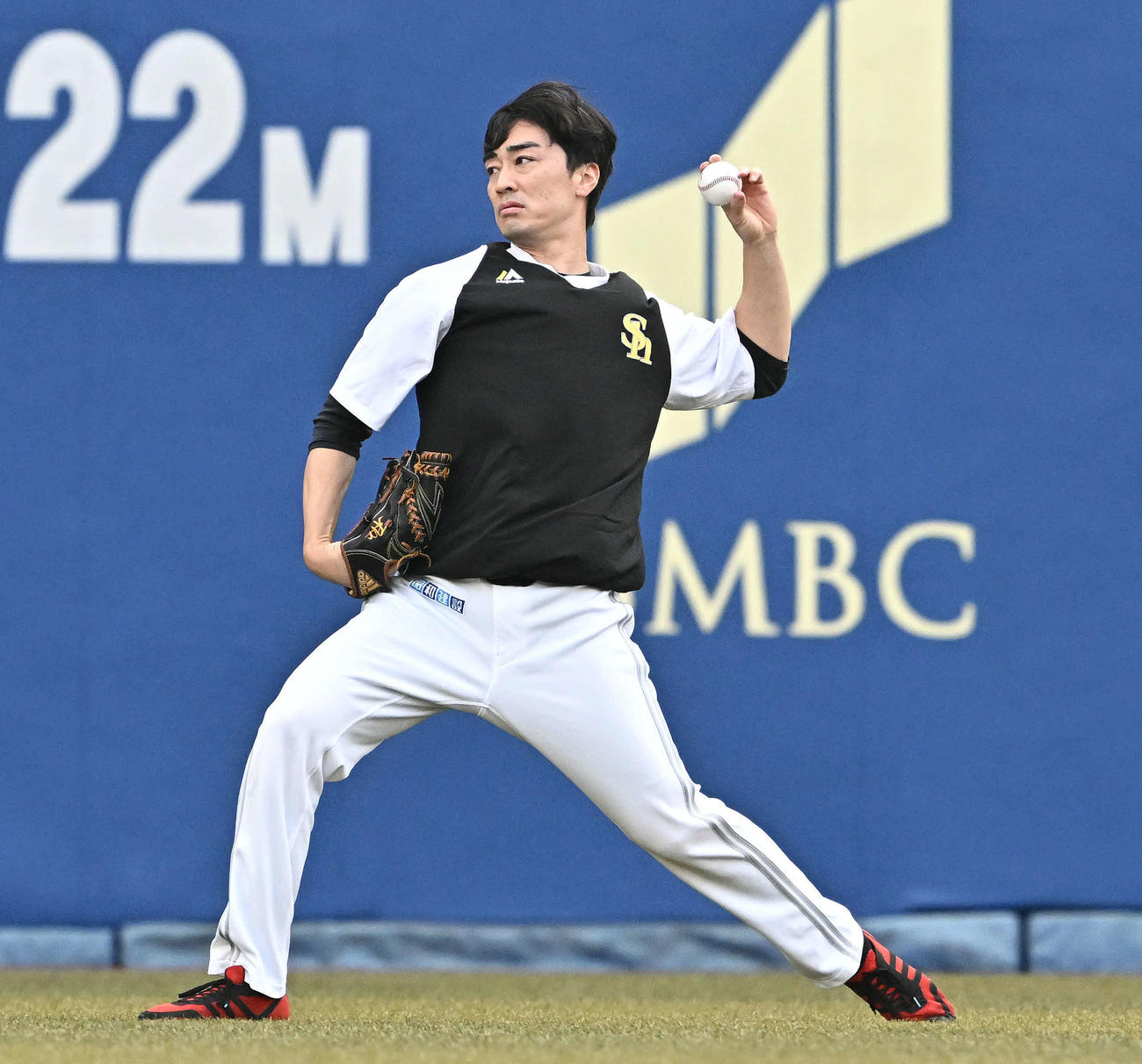 ロッテ対ソフトバンク　試合前練習のキャッチボールで調整するソフトバンク和田（撮影・滝沢徹郎）