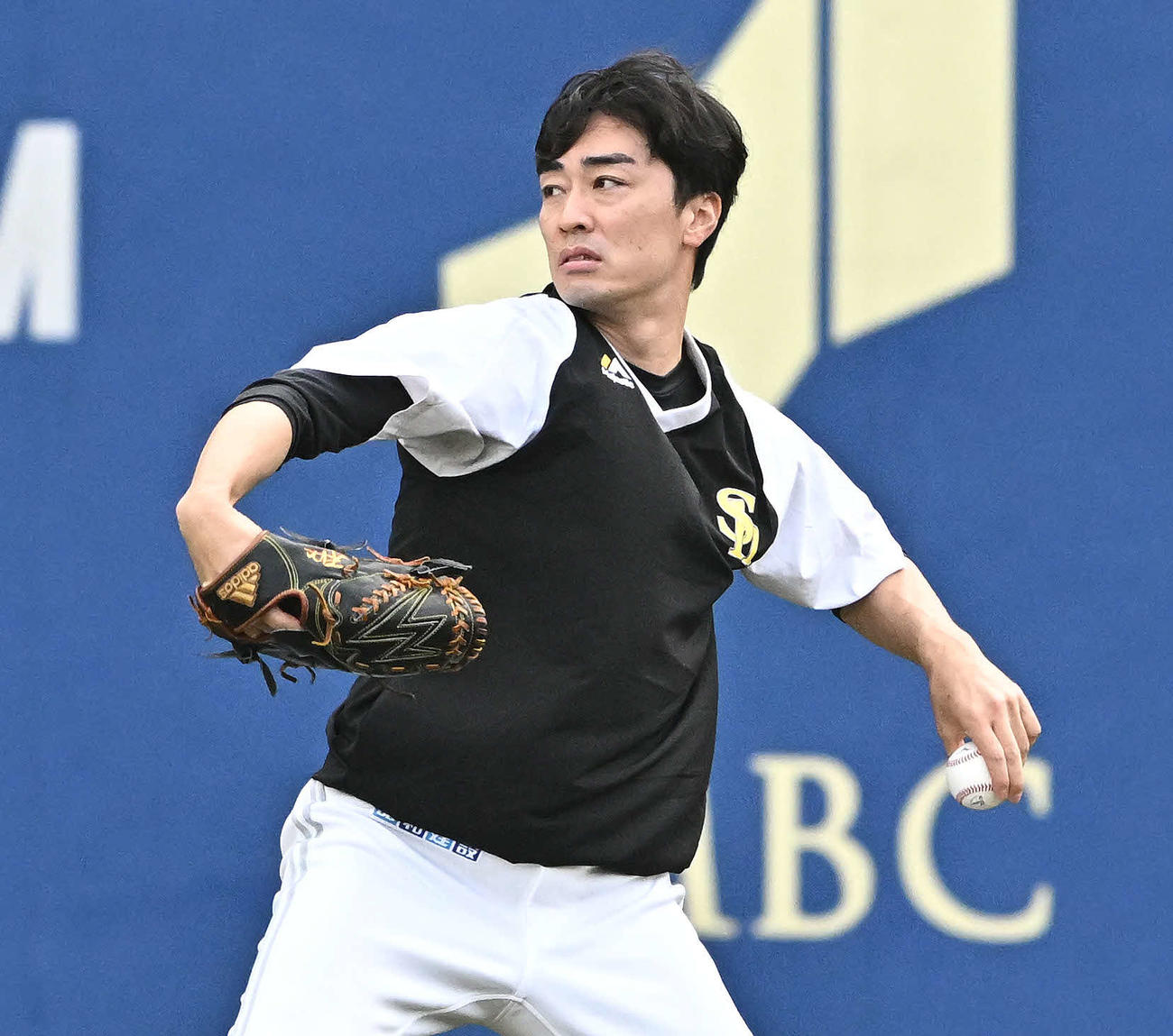 ロッテ対ソフトバンク　試合前練習のキャッチボールで調整するソフトバンク和田（撮影・滝沢徹郎）