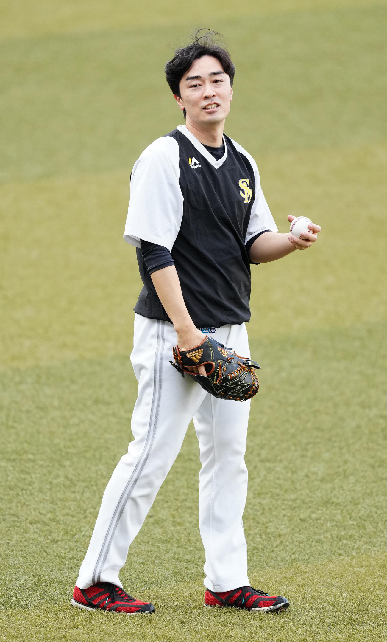 ロッテ対ソフトバンク　試合前練習でキャッチボールするソフトバンク和田（撮影・江口和貴）