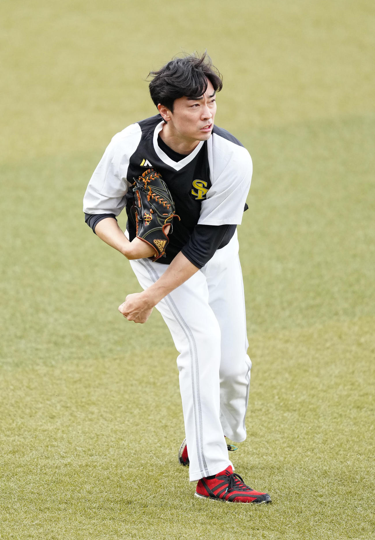 ロッテ対ソフトバンク　試合前練習でキャッチボールするソフトバンク和田（撮影・江口和貴）