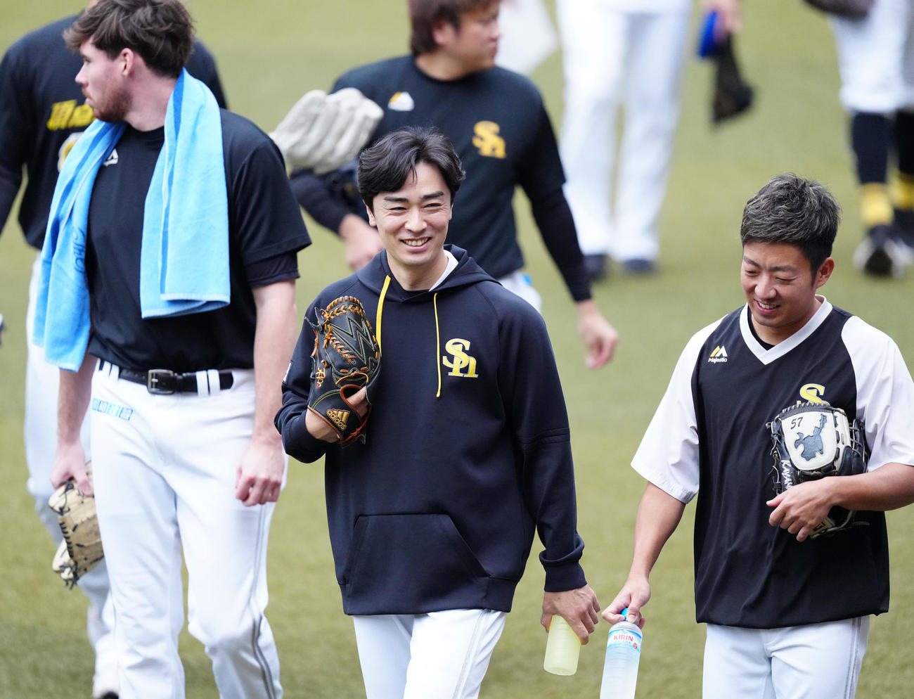 ロッテ対ソフトバンク　試合前練習に向かうソフトバンク和田（中央）。右は嘉弥真（撮影・江口和貴）