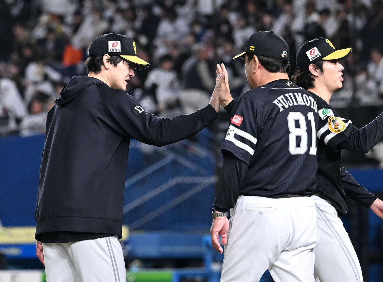 ロッテ対ソフトバンク　試合後、勝利投手のソフトバンク有原（左）は藤本監督とタッチをかわす（撮影・滝沢徹郎）