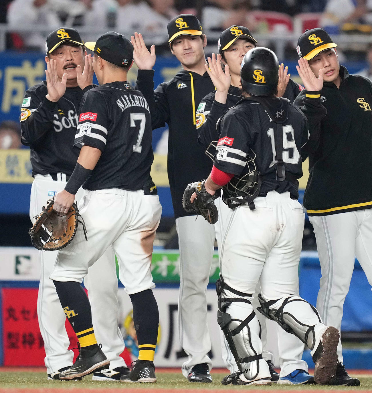 ロッテ対ソフトバンク　ロッテに勝利し、ナインを迎えるソフトバンク有原（中央）と藤本監督（左）（撮影・鈴木みどり）