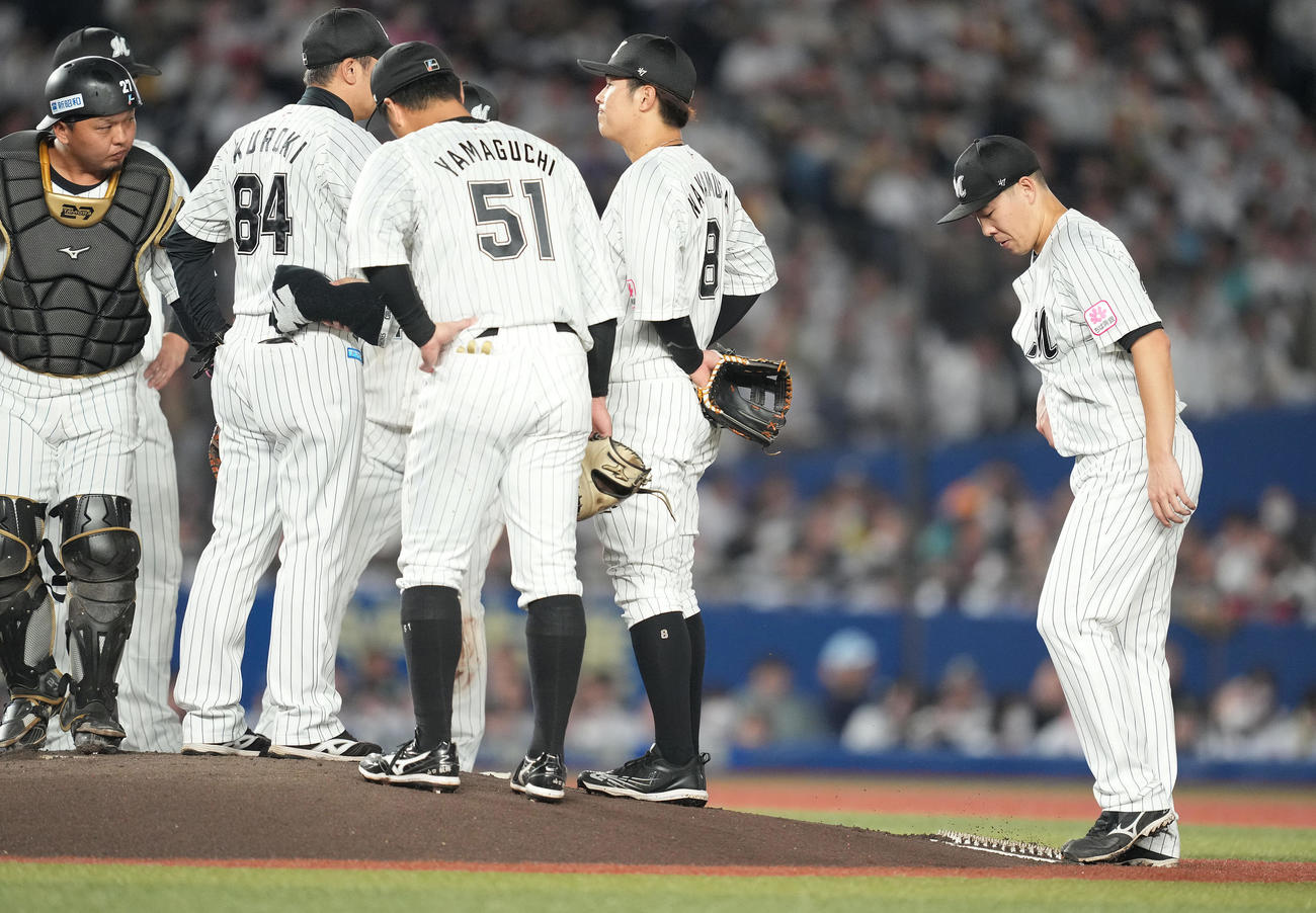 ロッテ対ソフトバンク　3回表ソフトバンク2死三塁、中村晃に中前適時打を浴びた後、うつむく西野（右）（撮影・鈴木みどり）