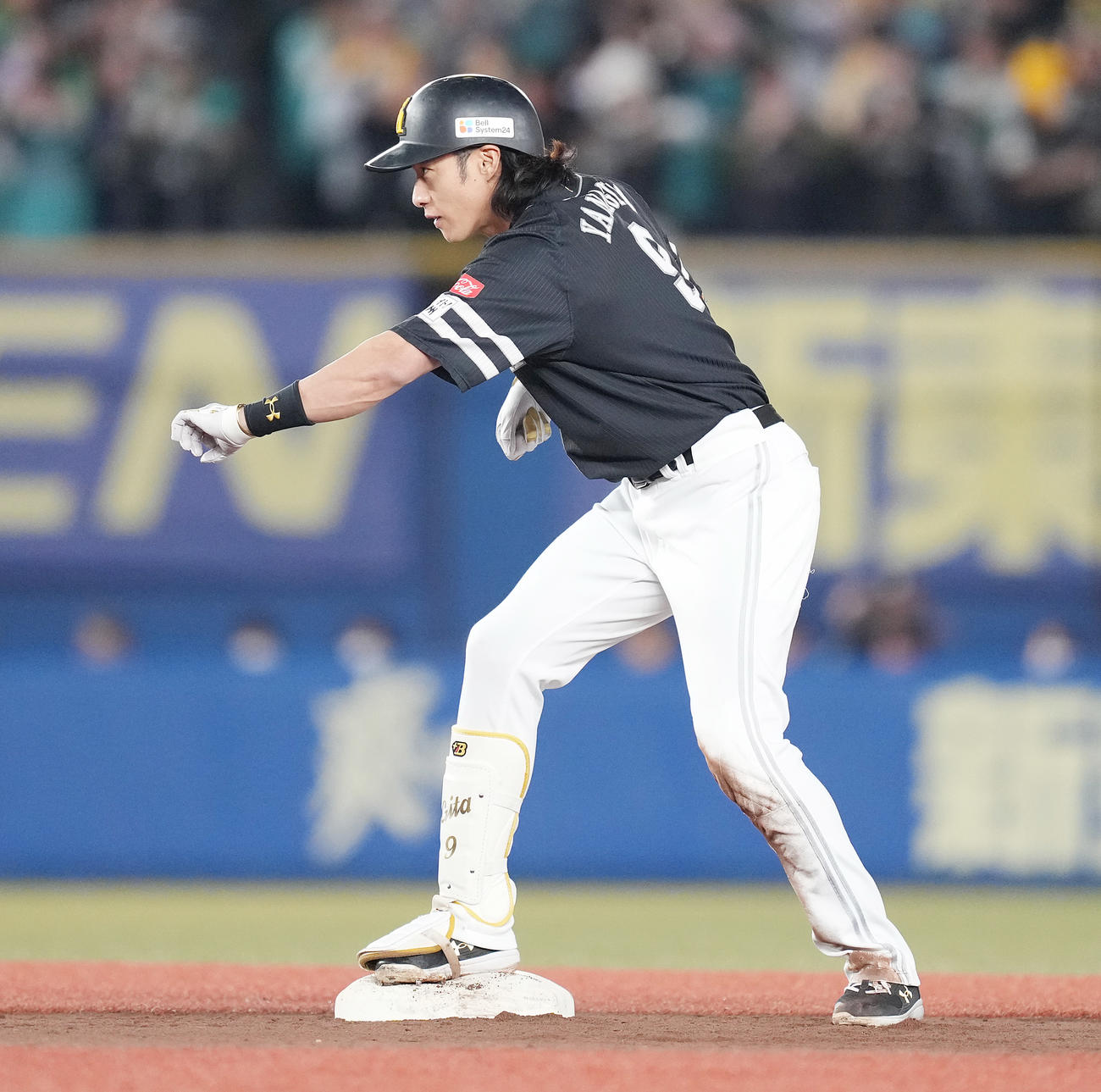 ロッテ対ソフトバンク　3回表ソフトバンク1死三塁、左適時二塁打を放った柳田は塁上でポーズ（撮影・鈴木みどり）