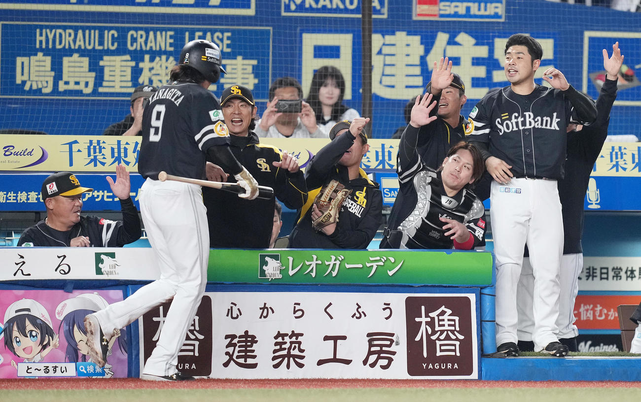 ロッテ対ソフトバンク　3回表ソフトバンク2死三塁、中村晃の中前適時打で生還した柳田（左から2人目）を迎えるナイン（撮影・鈴木みどり）