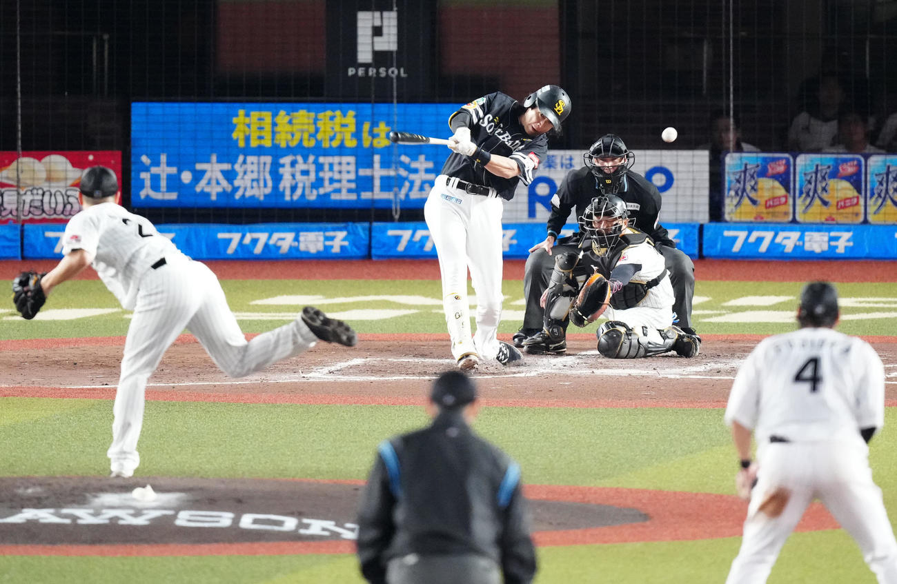 ロッテ対ソフトバンク　3回表ソフトバンク1死三塁、適時二塁打を放つ柳田。投手西野（撮影・江口和貴）