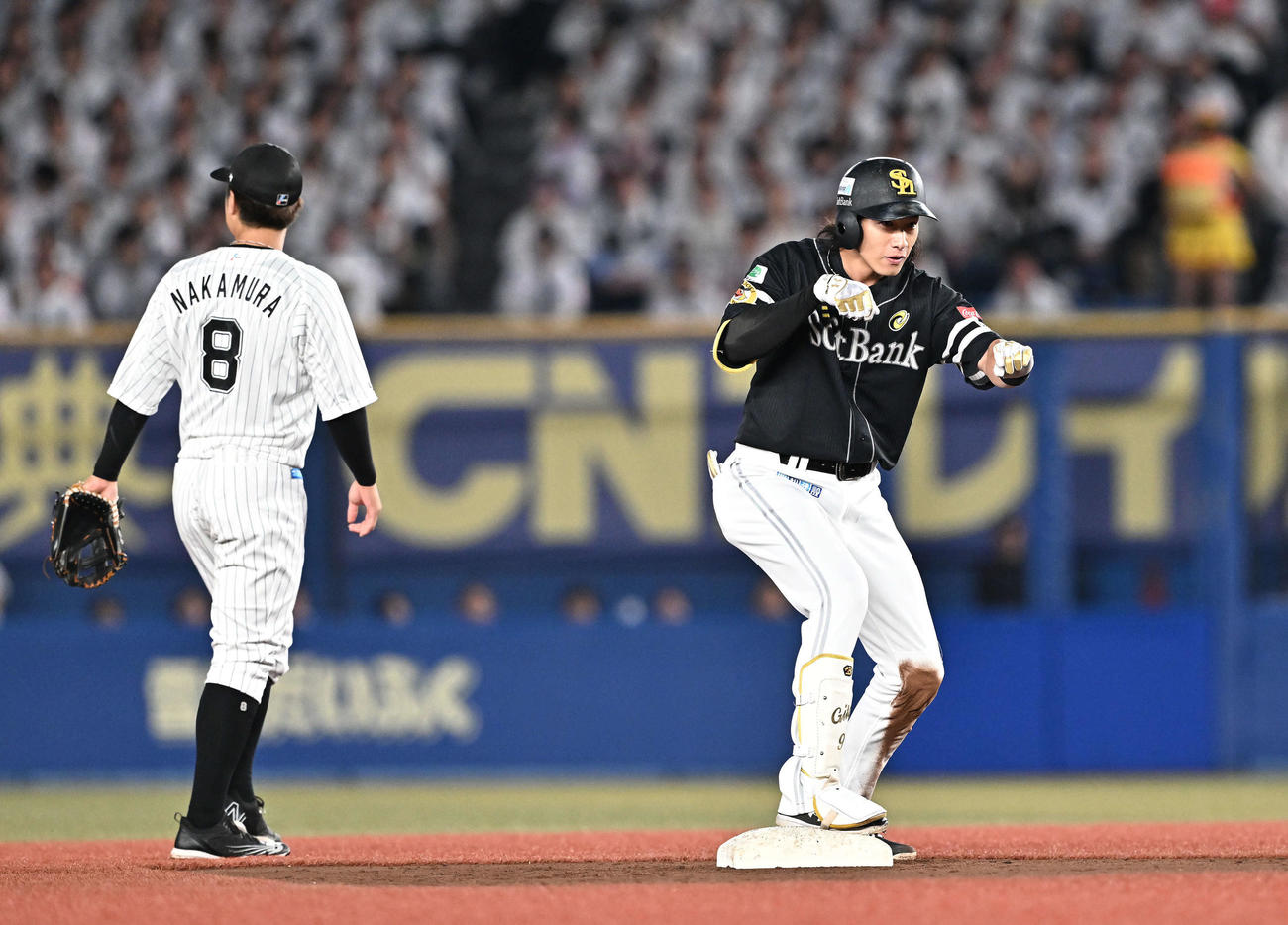 ロッテ対ソフトバンク　3回表ソフトバンク1死三塁、柳田は左翼線に適時二塁打を放ちポーズを決める。二塁手中村奨（撮影・滝沢徹郎）