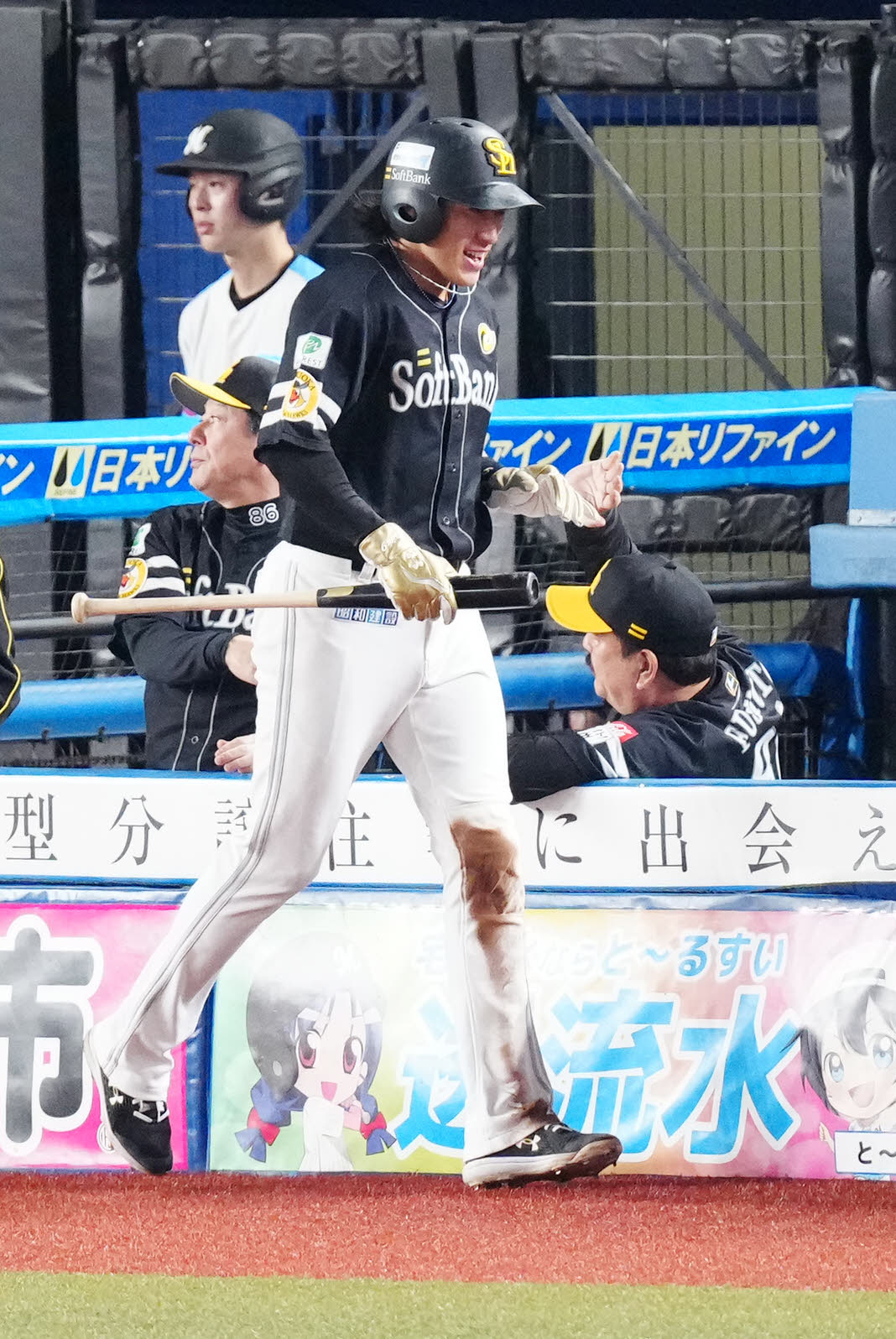 ッテ対ソフトバンク　3回表ソフトバンク2死三塁、中村晃の適時打で生還し、藤本監督（右）とタッチを交わす柳田（撮影・江口和貴）