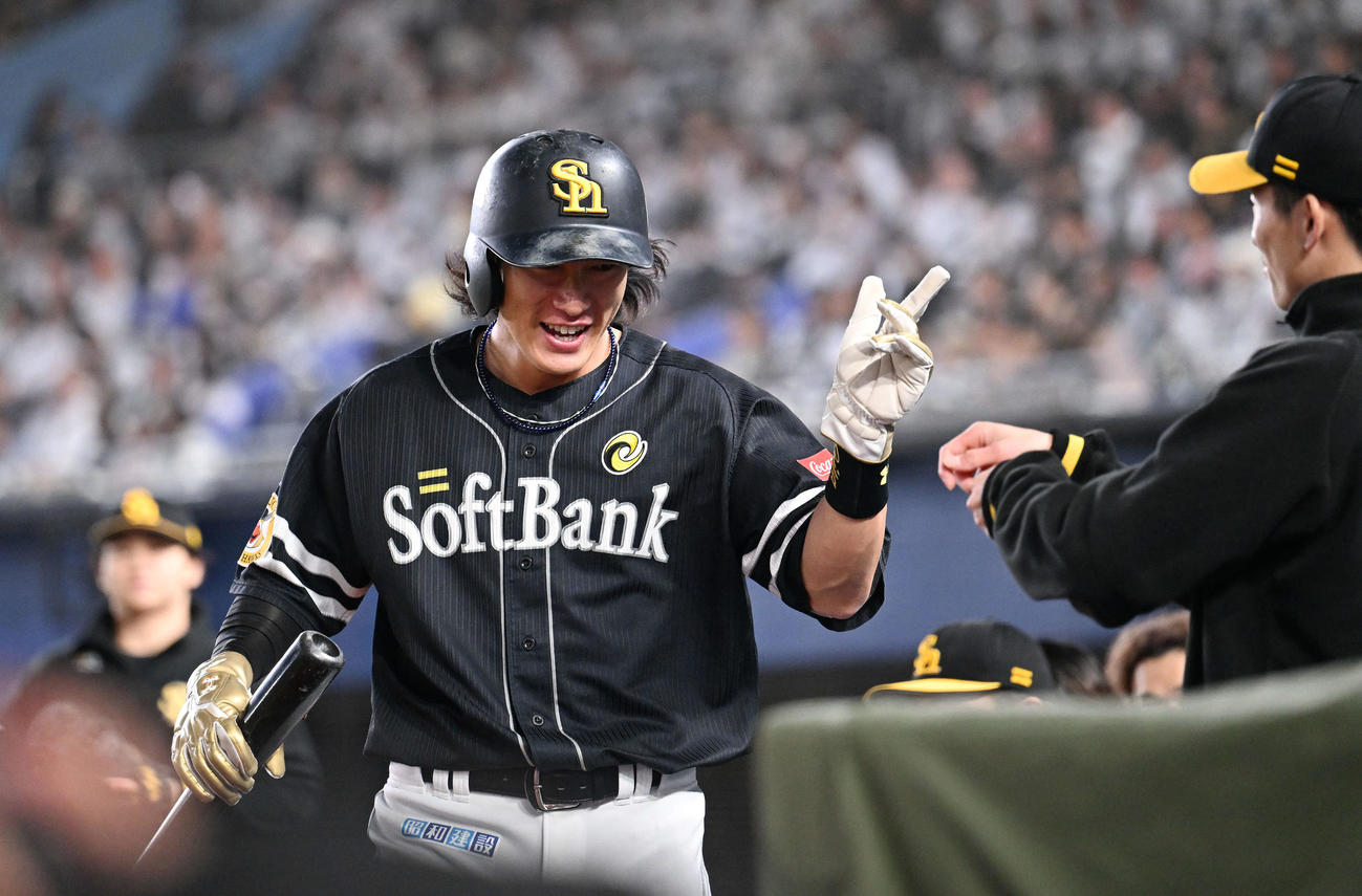 ロッテ対ソフトバンク　3回表ソフトバンク2死三塁、中村晃の中前適時打で生還した柳田はチームメートとタッチをかわす（撮影・滝沢徹郎）