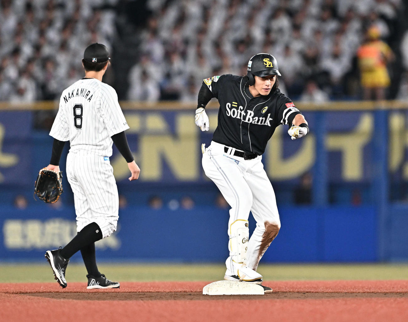 ロッテ対ソフトバンク　3回表ソフトバンク1死三塁、柳田は左翼線に適時二塁打を放ちポーズを決める。二塁手中村奨（撮影・滝沢徹郎）