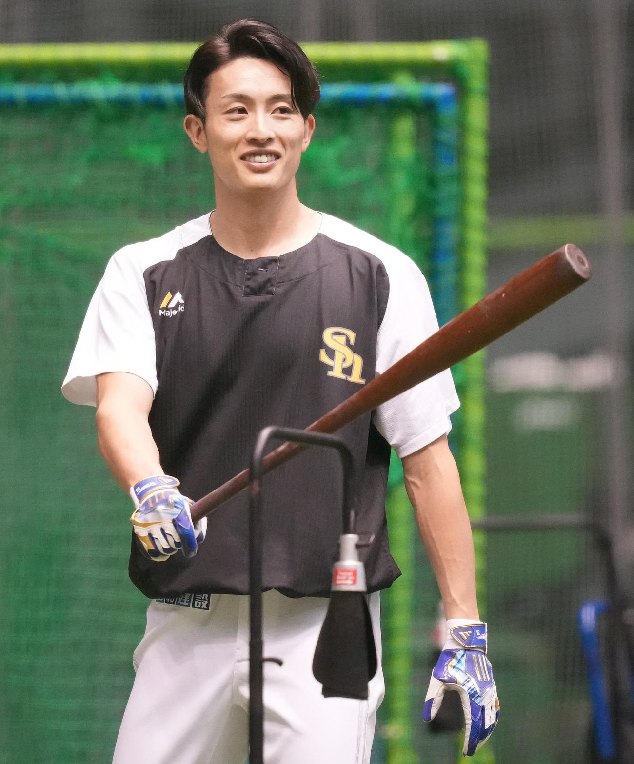 ロッテ対ソフトバンク　練習で笑顔のソフトバンク周東（撮影・鈴木みどり）
