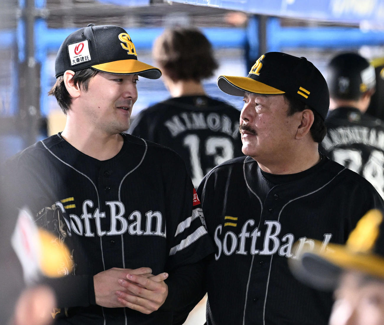 ロッテ対ソフトバンク　6回裏を投げ終えたソフトバンク先発の有原（左）は藤本監督と話す（撮影・滝沢徹郎）