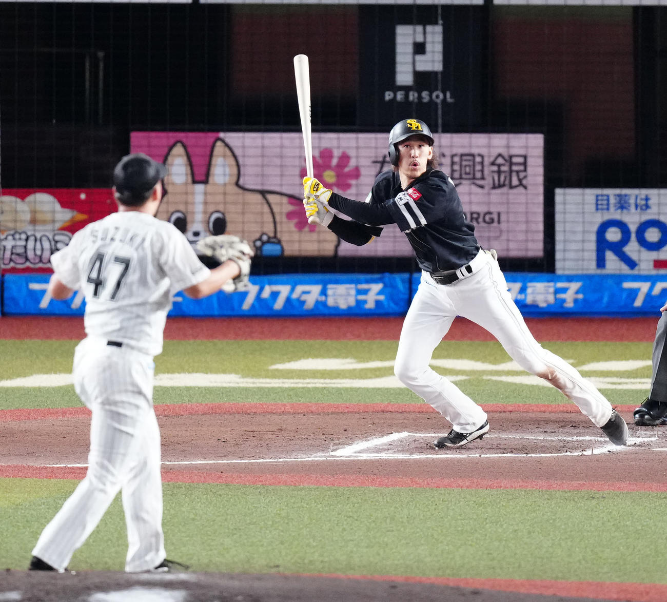 ロッテ対ソフトバンク　6回表ソフトバンク2死、中前打を放つ三森（撮影・江口和貴）