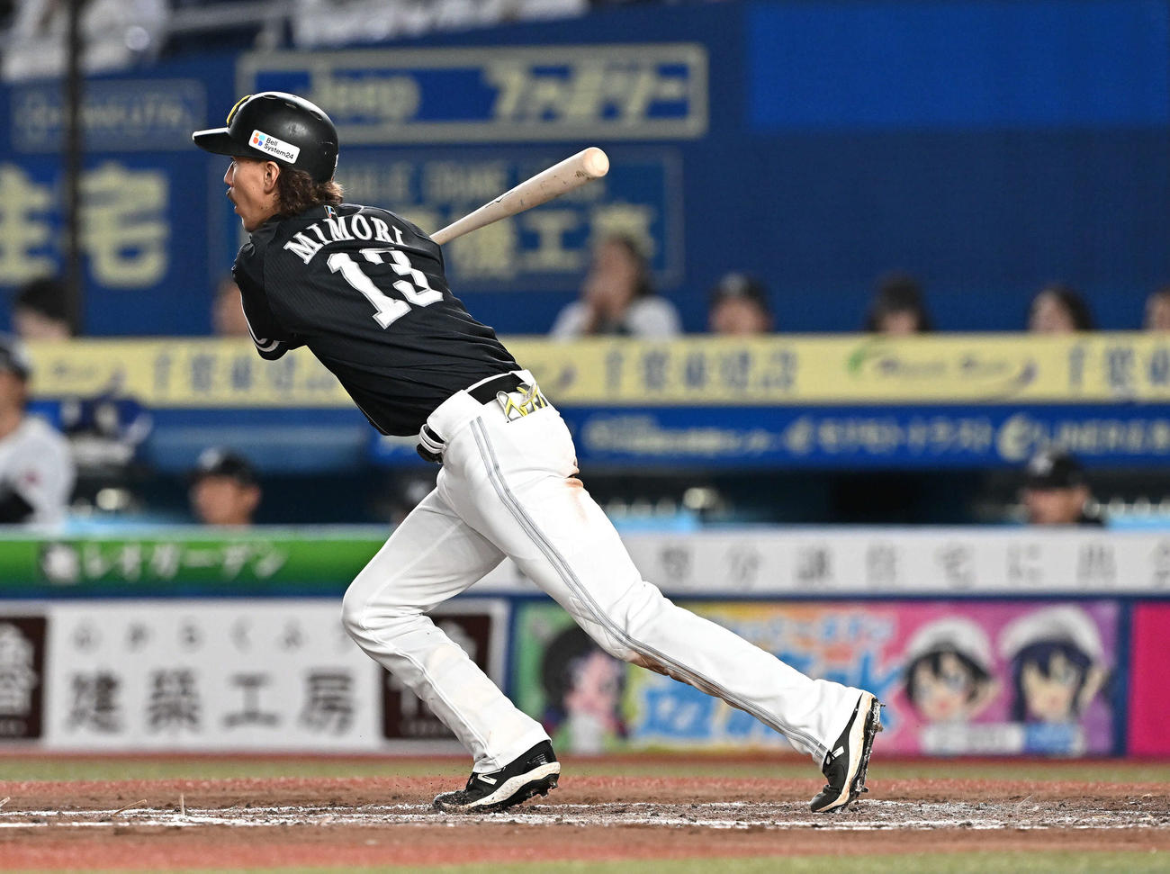 ロッテ対ソフトバンク　4回表ソフトバンク2死一塁、三森は右翼に二塁打を放つ（撮影・滝沢徹郎）