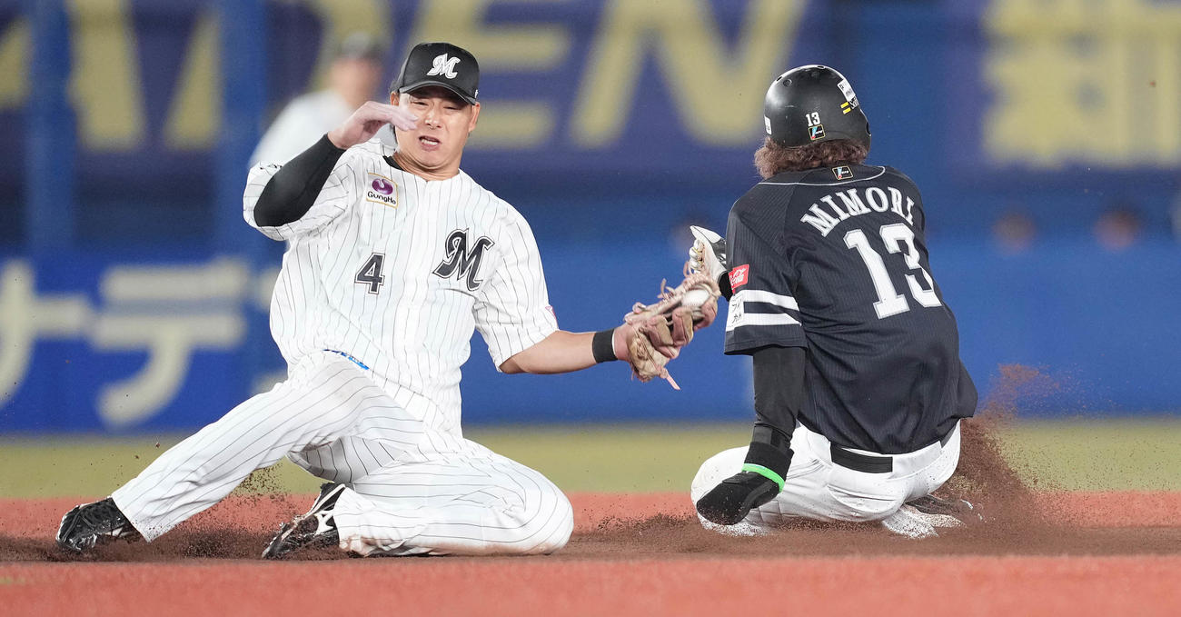 ロッテ対ソフトバンク　6回表ソフトバンク2死一塁、打者川瀬の時、二盗する一塁走者三森。遊撃手藤岡（撮影・鈴木みどり）